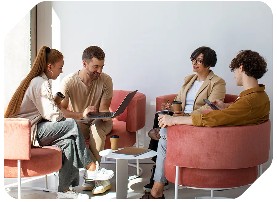 عکس یک تیم دارن دوسنانه با هم صحبت میکنن روی یک ایده