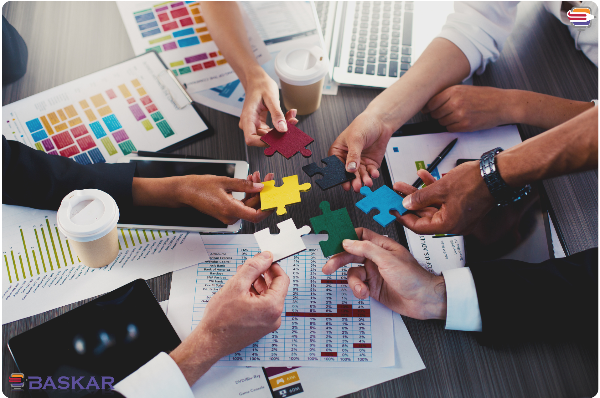 عکس دست افرادی که در حالی فکر کردن و حل کردن یک معما هستن